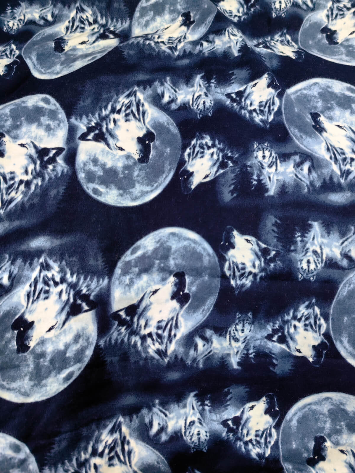 狼和月亮图案21×10-160gsm法兰绒印花布
